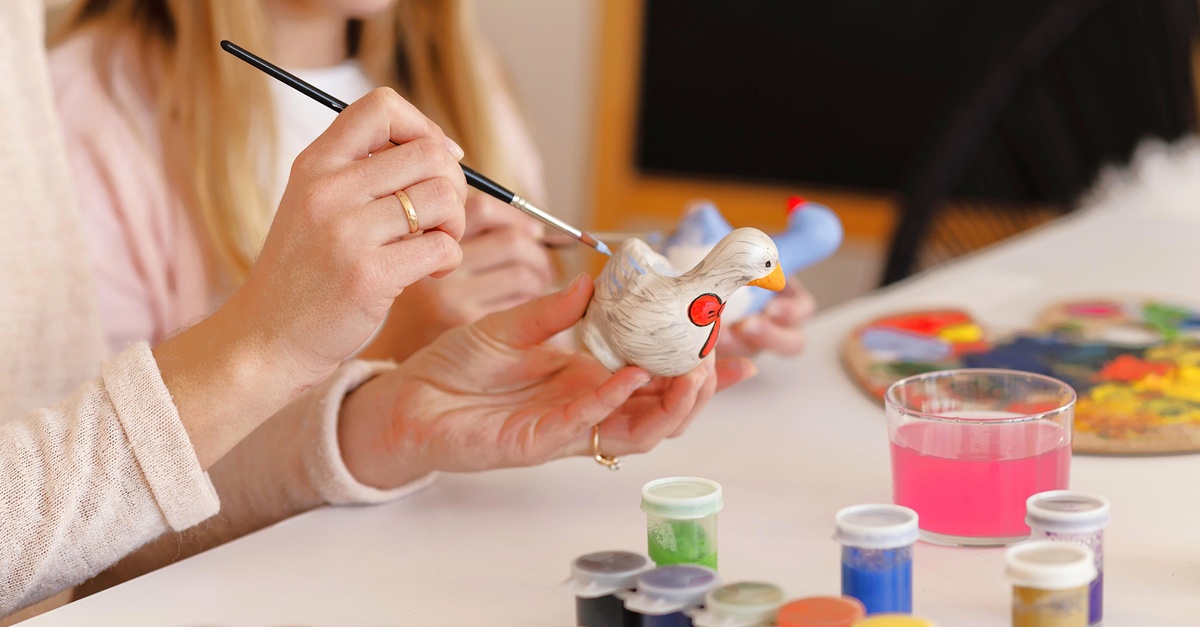 Taller creativo de pintura, cerámica o velas con bebida en Barcelona
