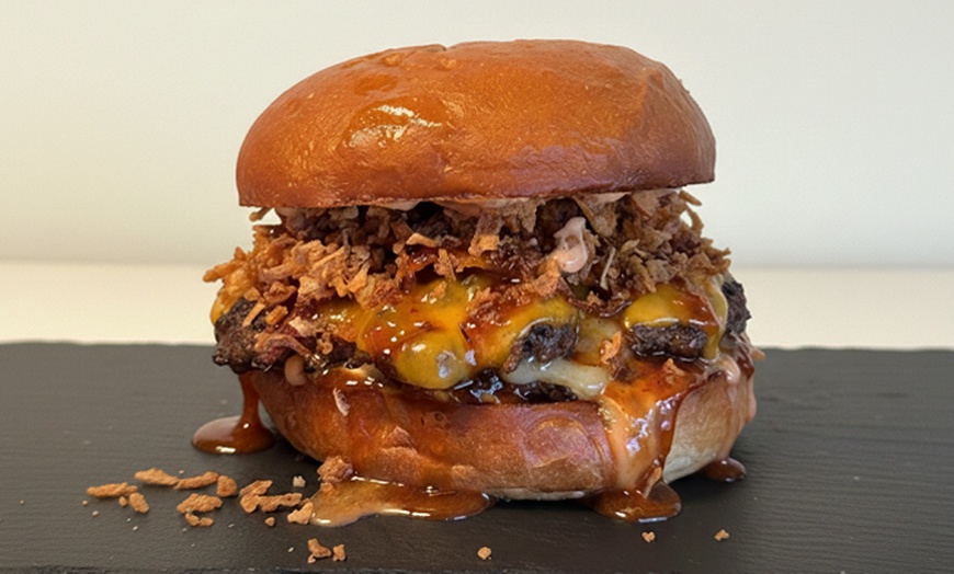 Image 17: Menú de smash burger con entrante, patatas y bebidas para 2 o 4