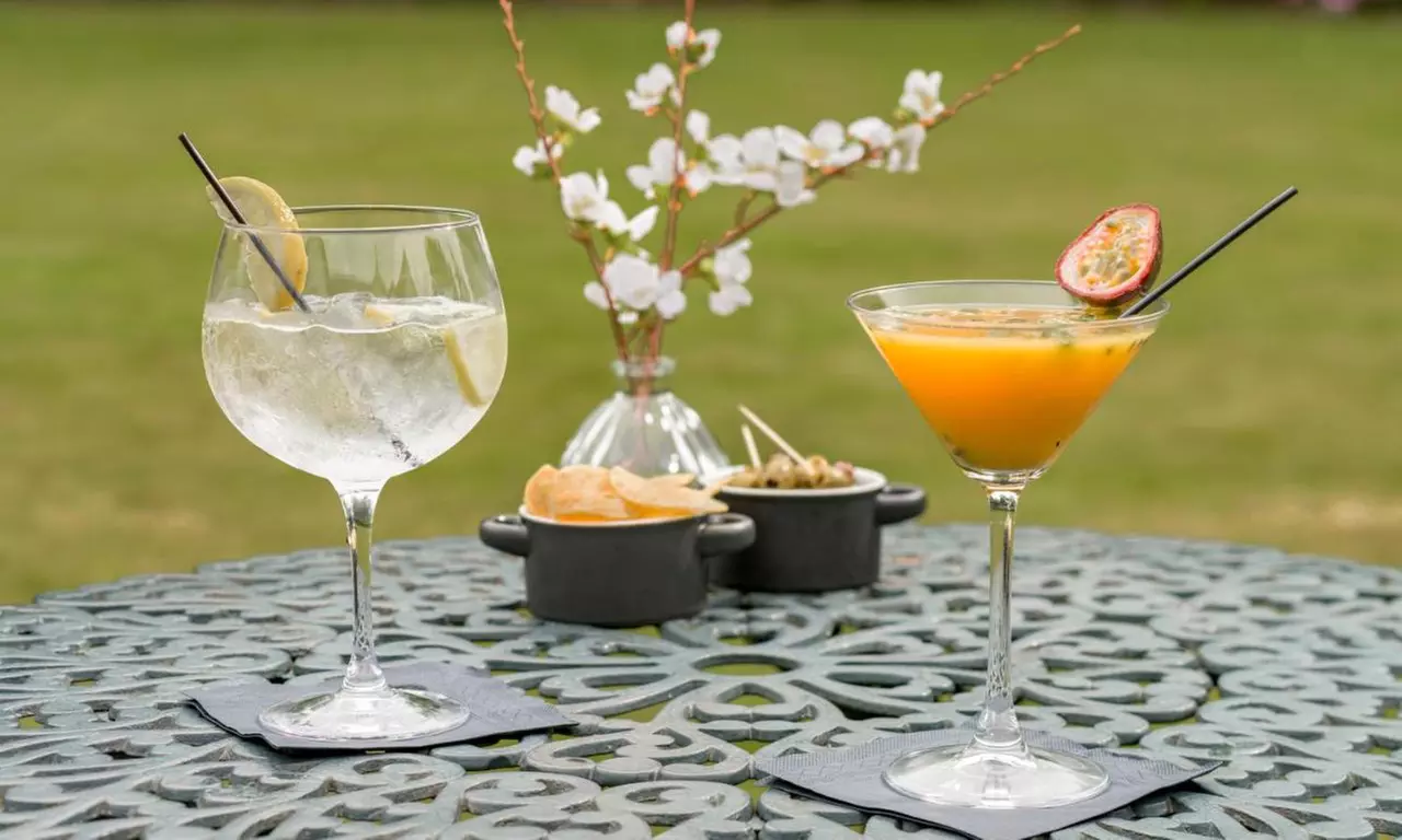 Chester: Spa Stay for 2 with Breakfast, Prosecco & 25-Minute Treatment