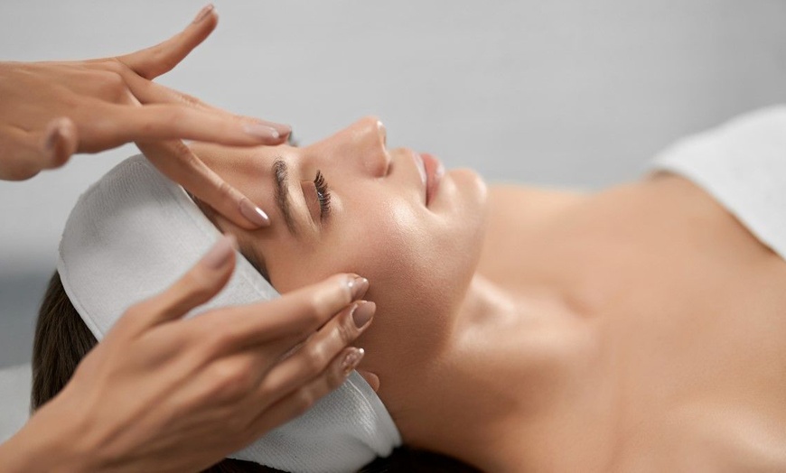 Image 2: Tratamiento facial con vitamina C, máscara led, masaje y piedra jade