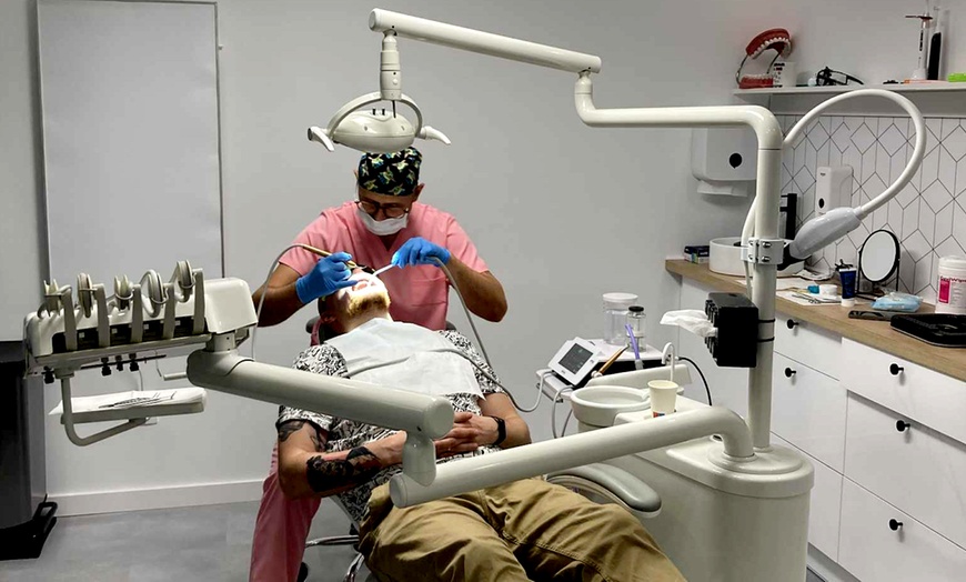 Image 2: Zadbaj o swój uśmiech: skaling, piaskowanie lub pełna higienizacja