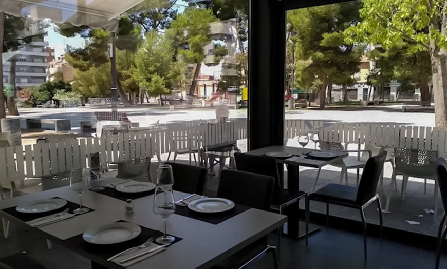 Image 12: Parrillada para 2 o 4: aperitivo, entrantes, postres, bebida y vino
