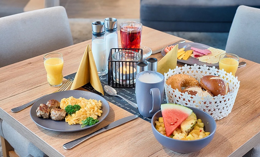Image 1: Frühstücksbuffet inkl. 1 Glas Sekt für 2 oder 4 Personen