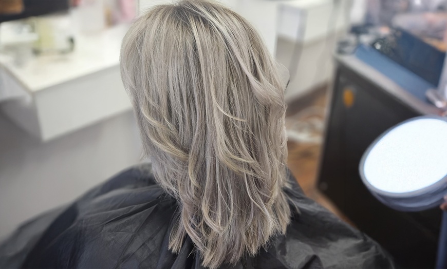 Image 7: Damen-Haarschnitt, optional mit (Ansatz-)Farbe, Maske und Föhnen