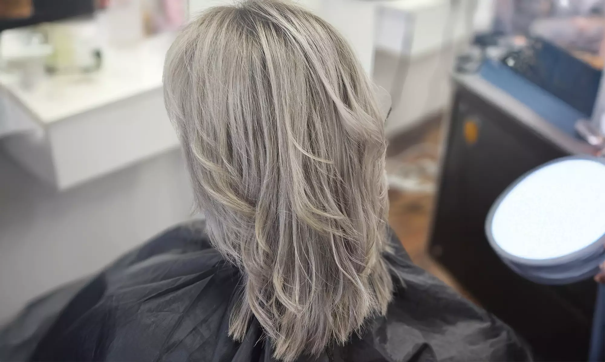 Damen-Haarschnitt, optional mit (Ansatz-)Farbe, Maske und Föhnen