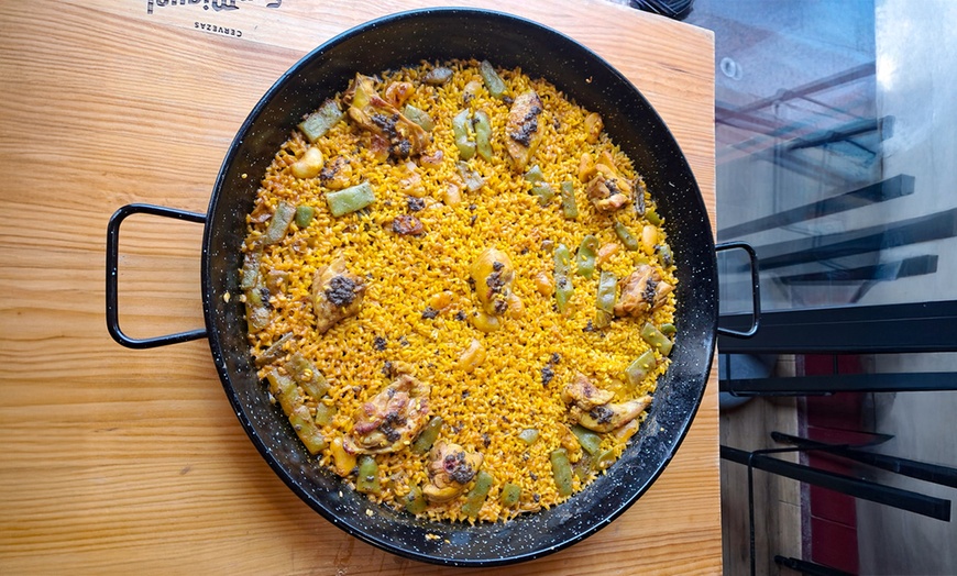 Image 2: Menú para 2 o 4 personas con entrante, principales, postres y bebidas