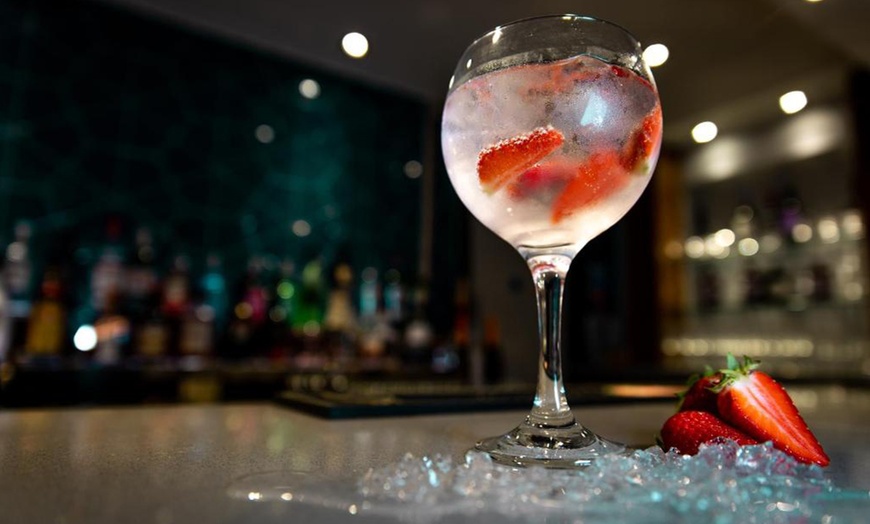 Image 6: Felbridge: Double Standard with Breakfast