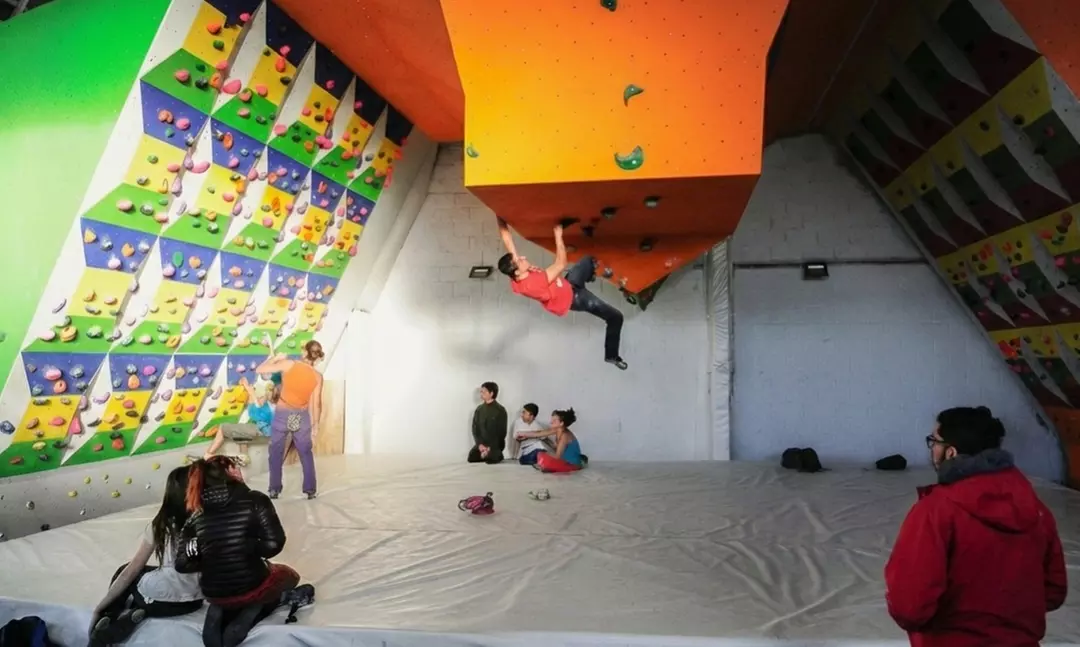 Entrada, clases o curso con mes en Indoorwall Climbing Gyms