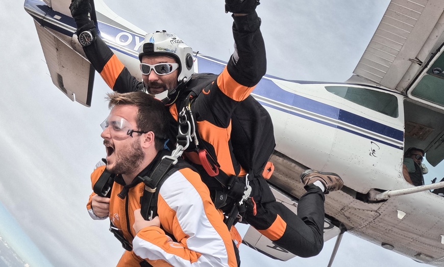 Image 10: Salto tándem en paracaídas a 4500 m sobre el nivel del mar para 1 o 2 