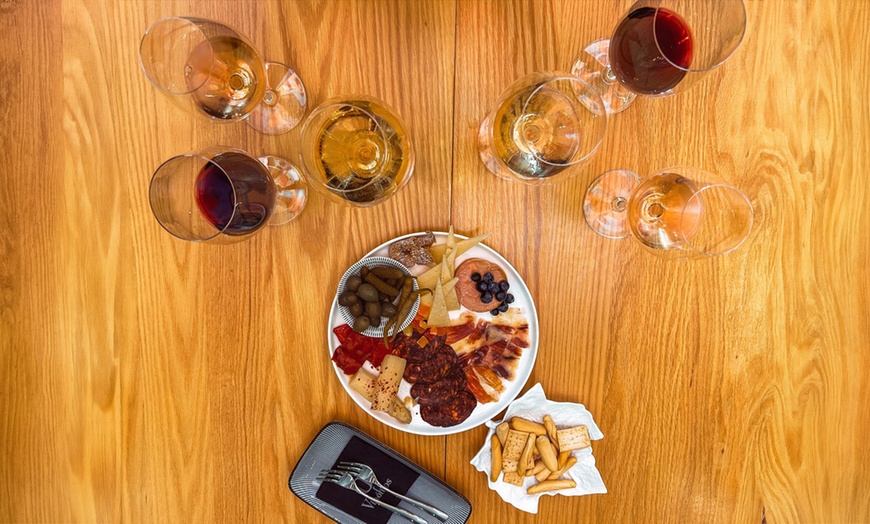 Image 4: Degustación de 3 vinos con tabla de embutidos para 1 o 2 personas