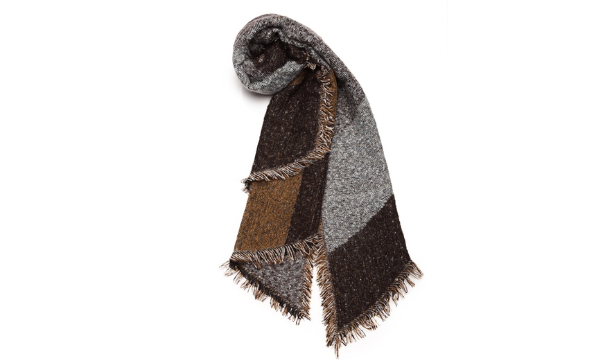 Image 10: Women's Extra Thick Knitted Plaid Scarf