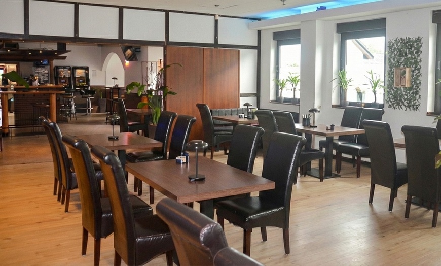 Image 4: Schnitzelgericht nach Wahl mit Pommes frites & Salat für 1-4 Personen