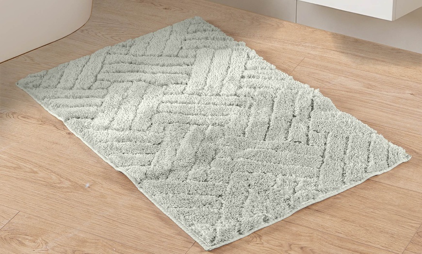 Image 7: Alfombrilla de baño con diseño tipo cruzado en relieve