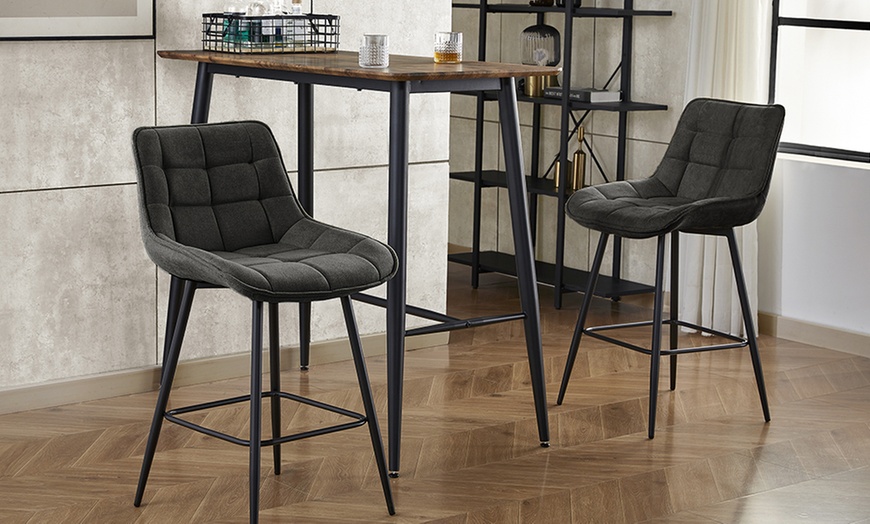 Image 8: Juego de 2 taburetes acolchados a cuadros, modelo Cliff, de Doosense