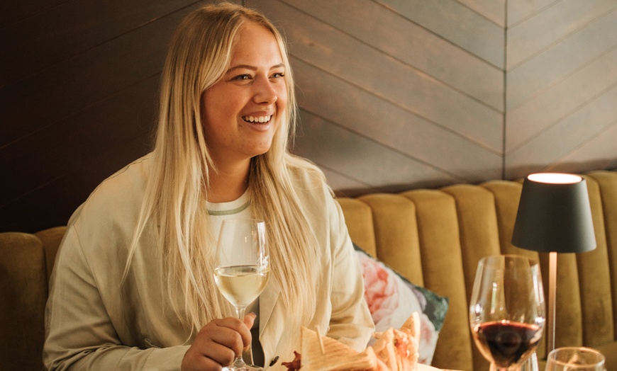 Image 14: Franse klassiekers en warme gastvrijheid in een gezellige bistro