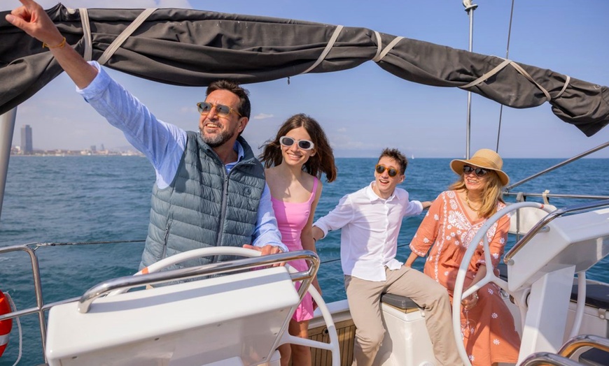 Image 9: Paseo de 2 horas en velero con bebida y picoteo para 1 o 2 personas