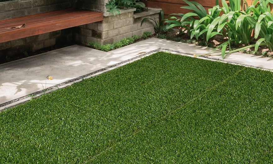Image 2: 10-Pack Outsunny 30cm x 30cm Artificial Grass Turf in Dark Green