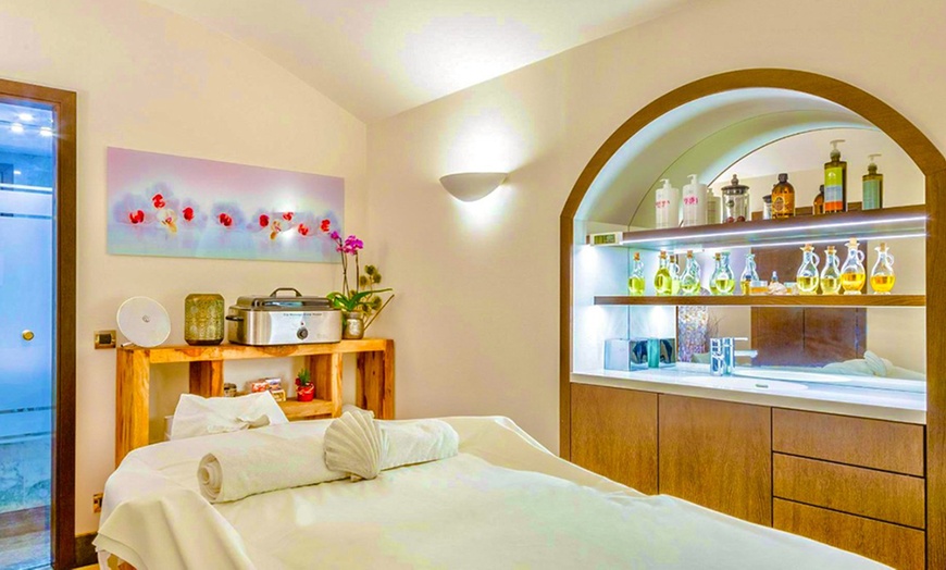 Image 1: Anti-Aging-Behandlung inkl. Sauna und Dampfbad für 1 oder 2 Personen