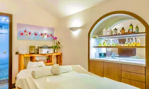 60-90 Min. Anti-Aging-Behandlung inkl. Sauna & Dampfbad od. 90 Min. als Paar-/Freundinnenpaket (bis  58% sparen)