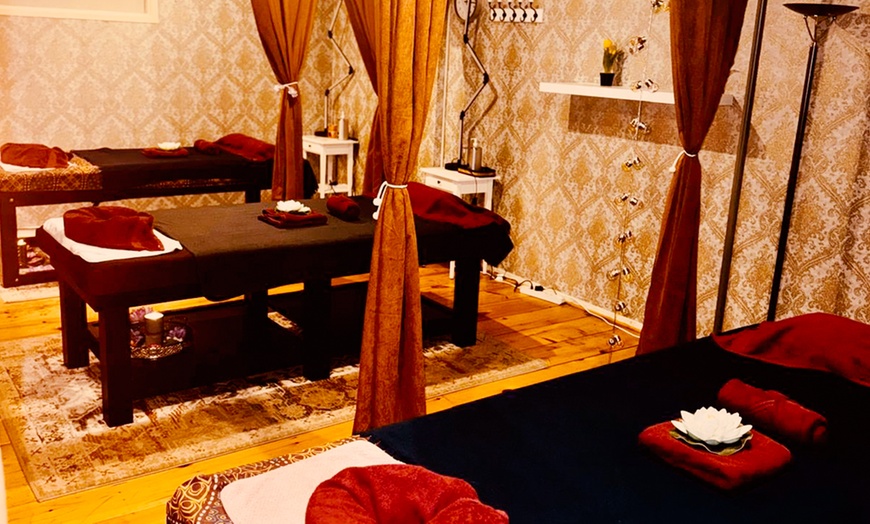 Image 2: Thaise massage of ontspanningsmassage mét hot stone van 45 minuten