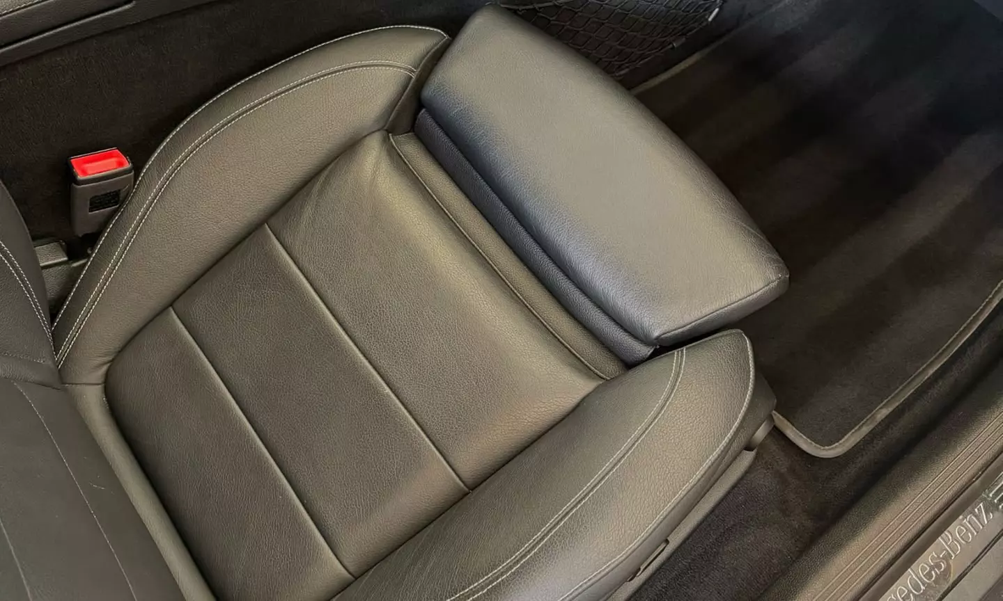 Standardowe i kompleksowe pranie tapicerki auta