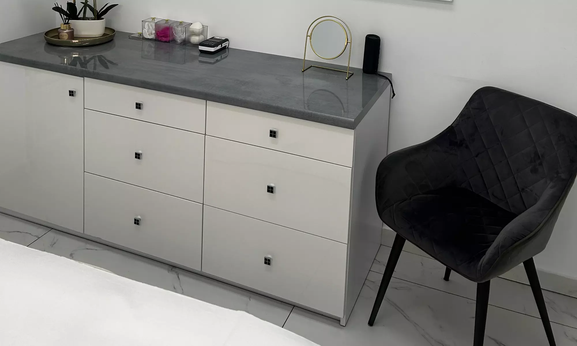 Liftingujący masaż twarzy z dobraną maską i lampą LED