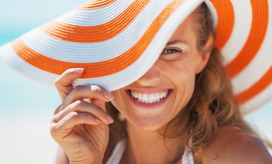 Image 1: ¡Mejora tu sonrisa! Hasta 4 carillas de composite para 1 persona 