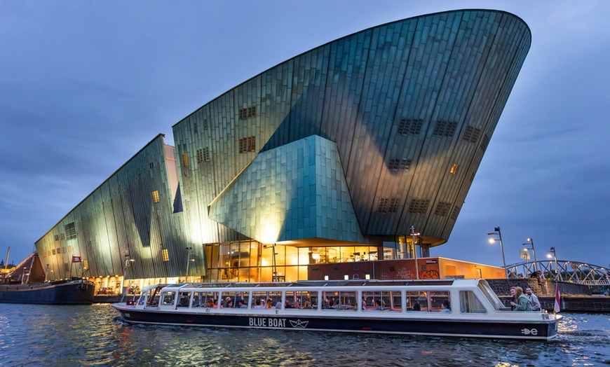 Image 2: Grachten vol lichtjes en legendes: een avondcruise door Amsterdam