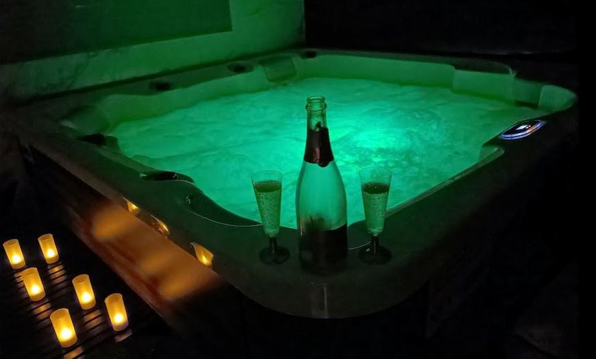 Image 1: Ritual de masaje tailandés en pareja con cava, en Kamai Spa