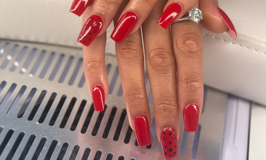 Image 6: Beauté des mains, vernis, pose de faux ongles ou spa au choix 