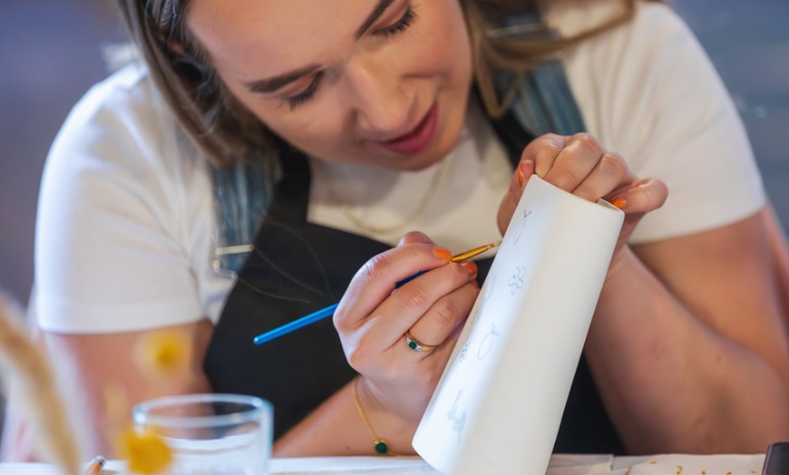 Image 15: Taller de pintura en cerámica y 2 copas de vino para 1, 2 o 4 personas