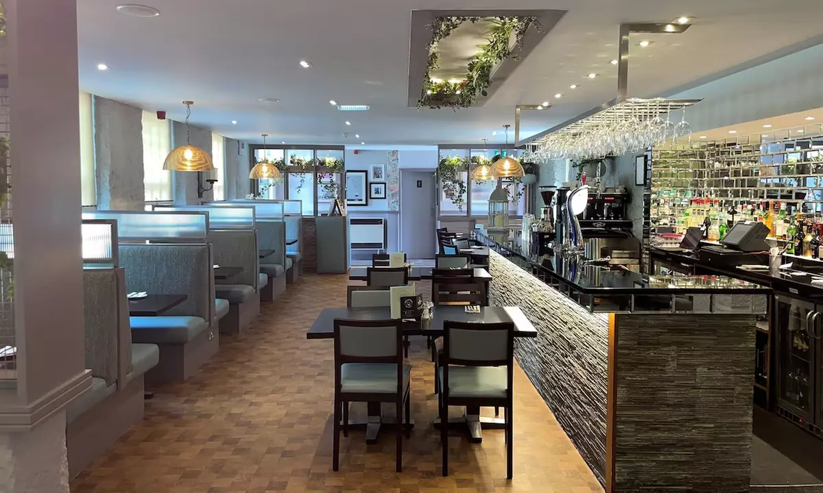 4* Falkirk: Double Room Stay with Optional Breakfast & 2-Course Dinner