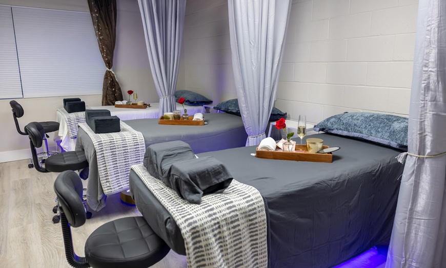 Image 17: Full Set Classic LED Lashes Or Natural Eyelash Extensions w/Cat & More