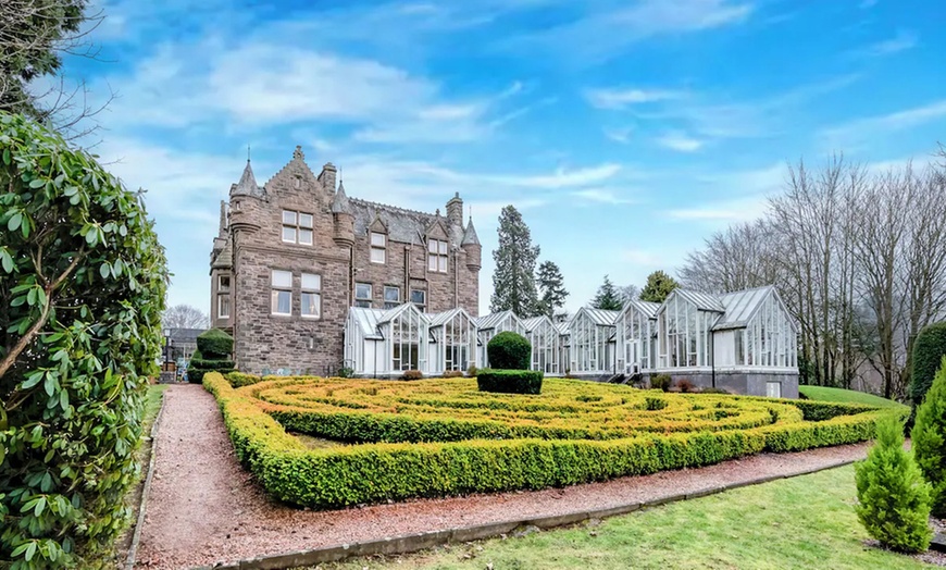 Image 1: Dundee: Elegant 4* Stay with Breakfast & Dinner