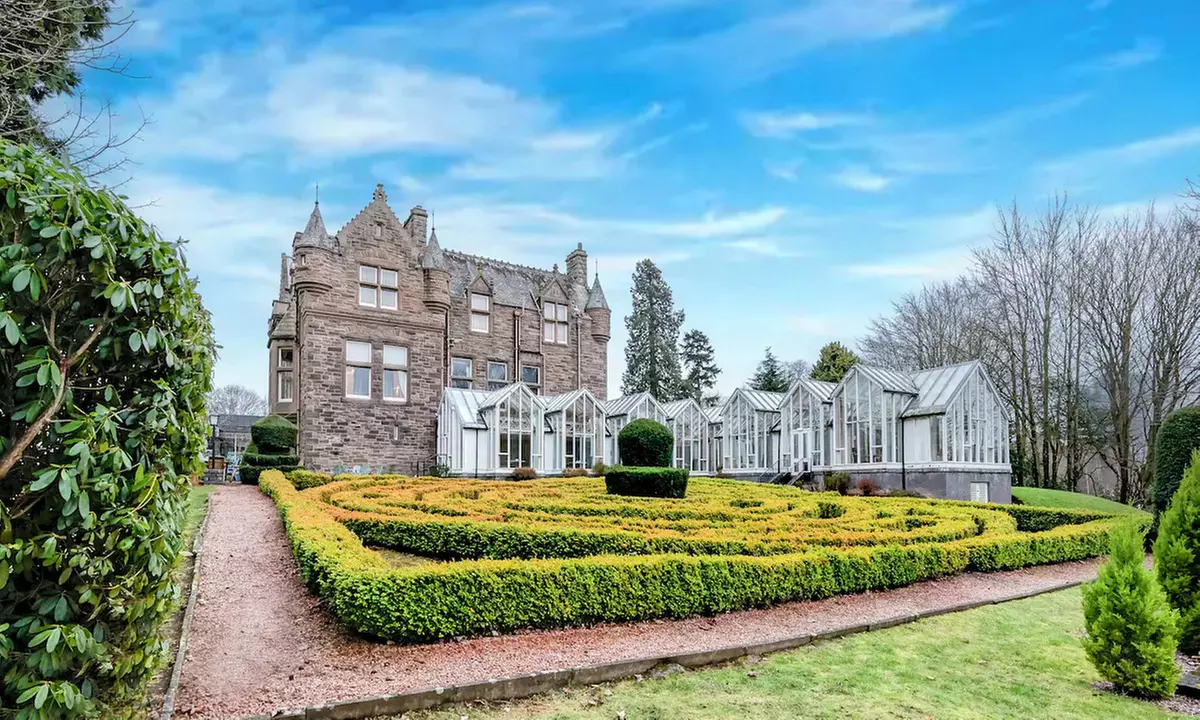 Dundee: Elegant 4* Stay with Breakfast & Dinner