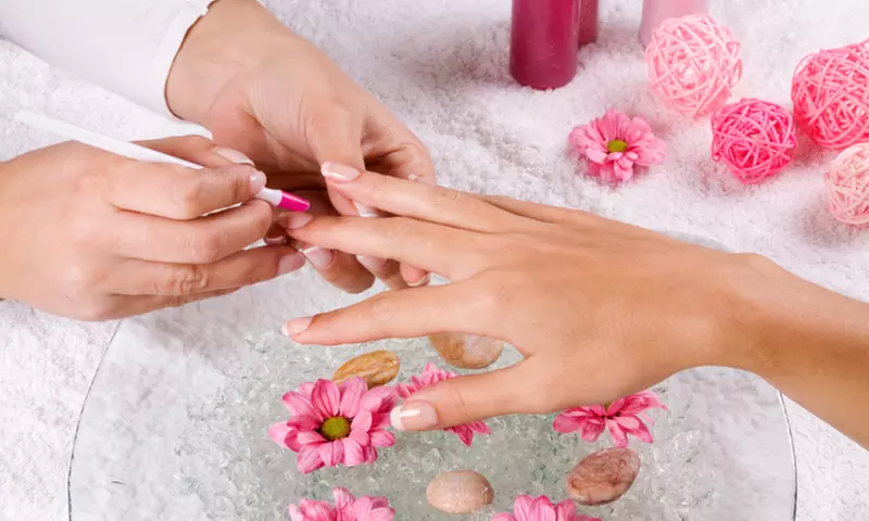 Manicura, pedicura o manipedicura semipermanente con diseño en 1 uña