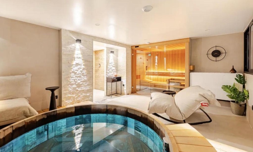 Image 2: Clichy : chambre double avec petit-déjeuner et spa en option