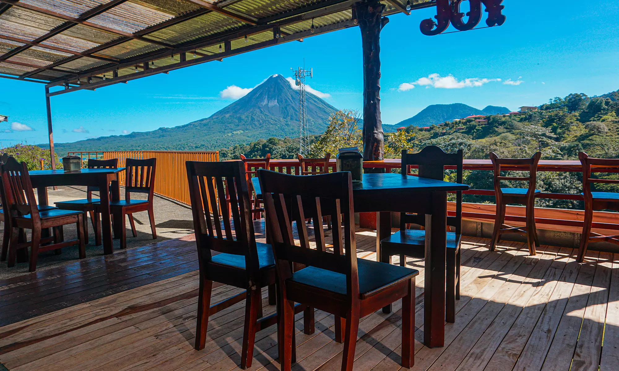 ✈ 4-Night Costa Rica Getaway: Chateau Arenal w/ Air & Hotels