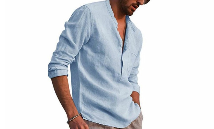 Image 8: Chemise à manches longues pour hommes avec col en V