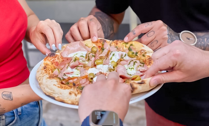 Image 1: Menú de hamburguesa o pizza para 2 o 4 con bebida y opción a postre