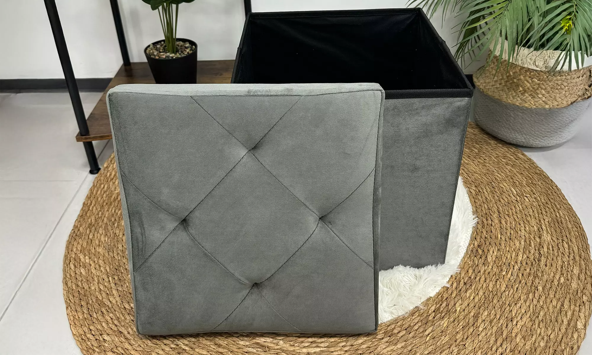 Puff cuadrado con tapizado de terciopelo