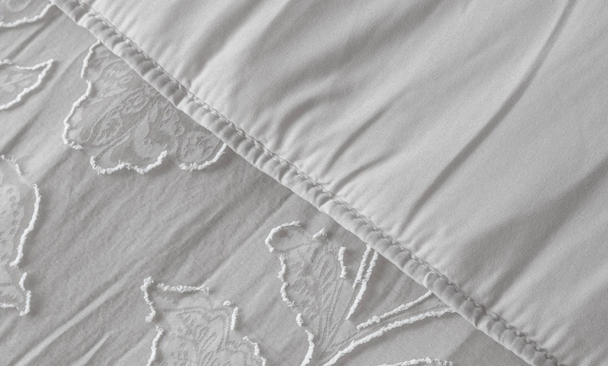 Image 7: Edredón de invierno para cama doble con diseño de flores