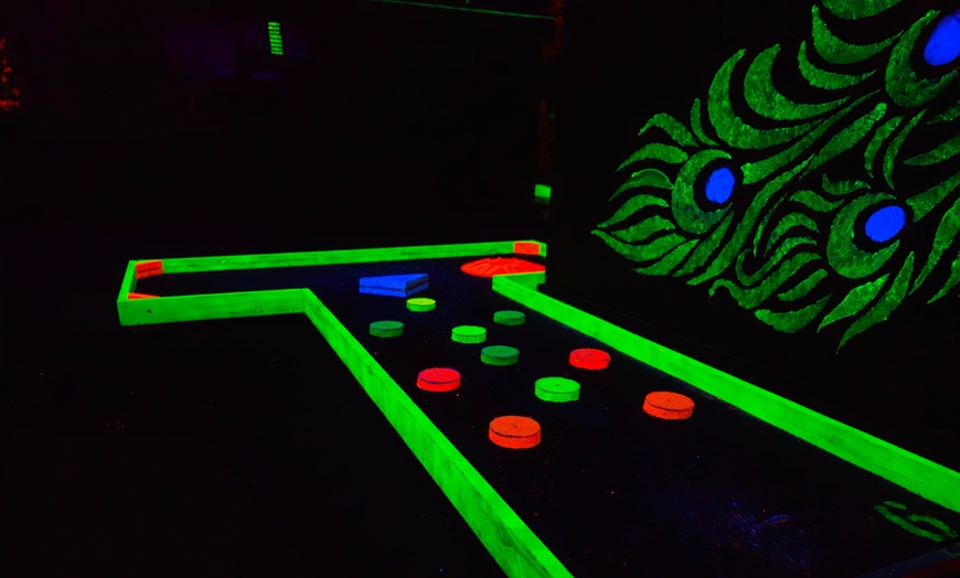 Image 6: Gra w 9-dołkowego minigolfa święcącego w ciemności