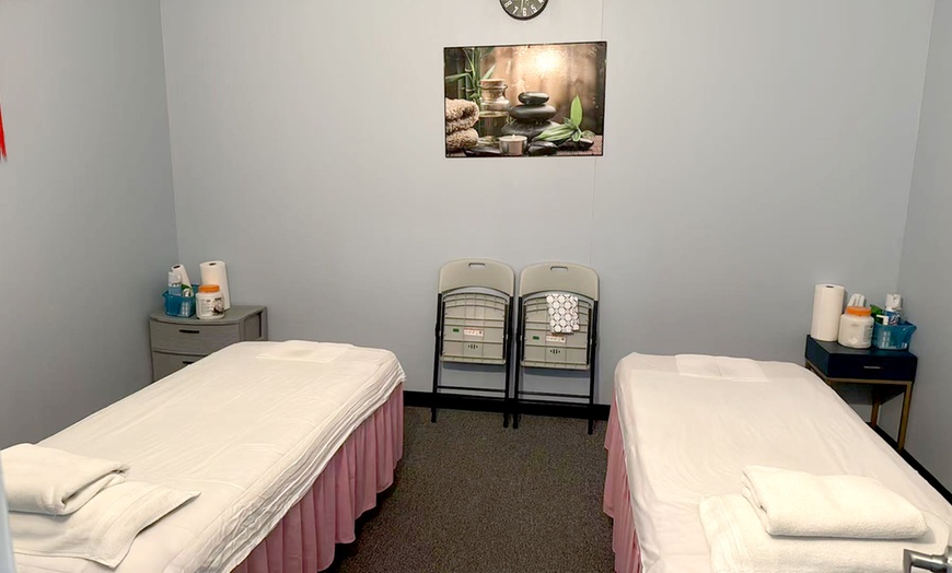 Image 2: Indulge in a Deluxe Massage with Coconut Oil & Aromatherapy