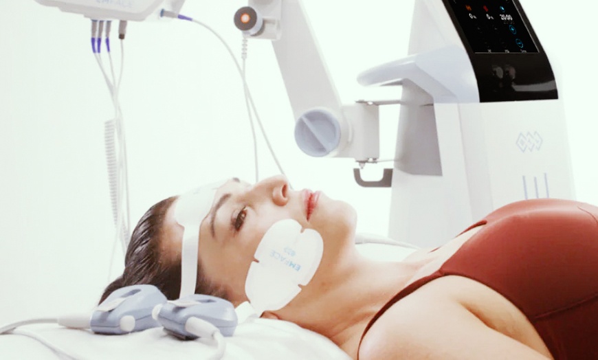Image 1: 1 o 3 sesiones de estimulación electromagnética facial efecto lifting