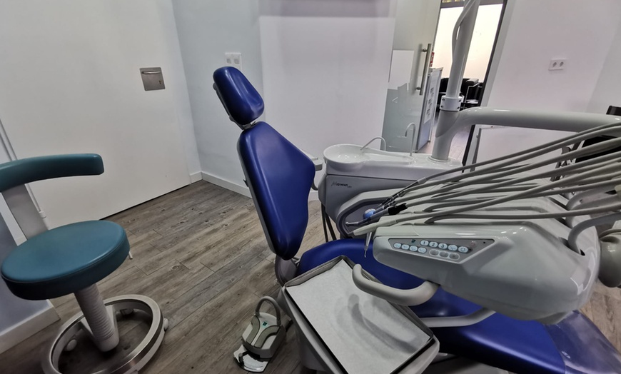 Image 3: Limpieza bucal o blanqueamiento LED con revisión, pulido y radiografía