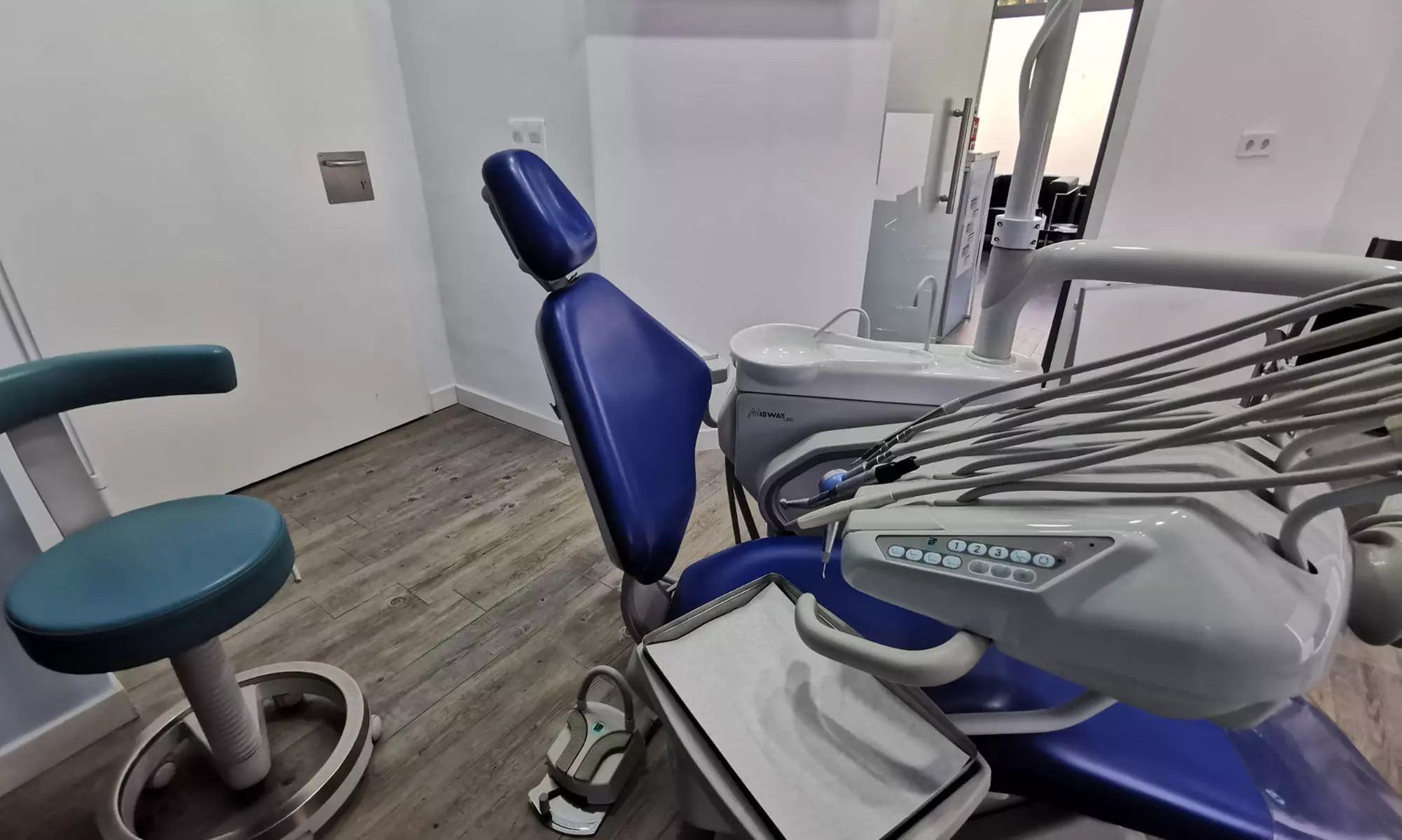 Limpieza bucal o blanqueamiento LED con revisión, pulido y radiografía