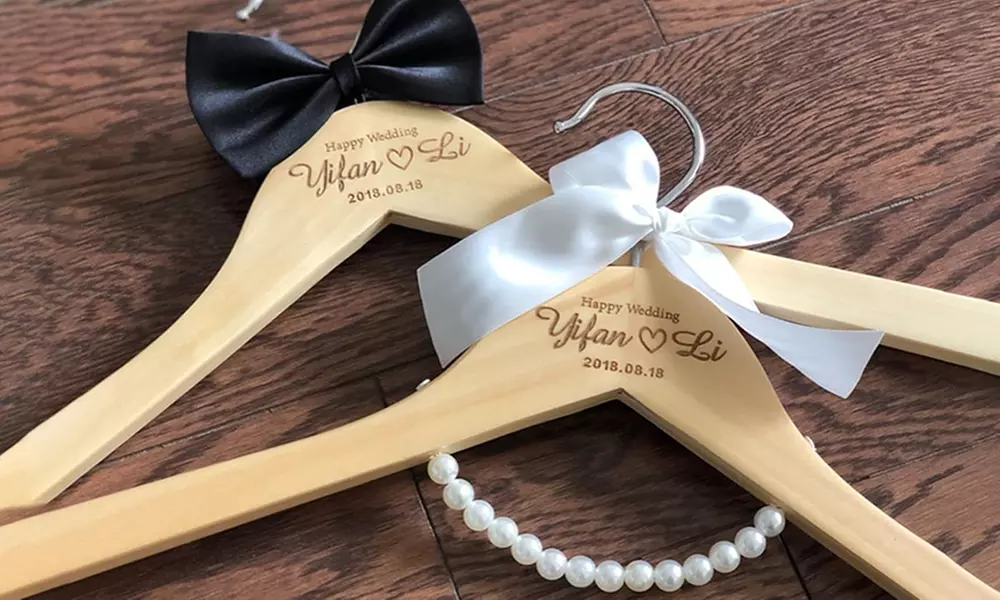 Personalisierte Kleiderbügel aus Holz mit Namen und Datum