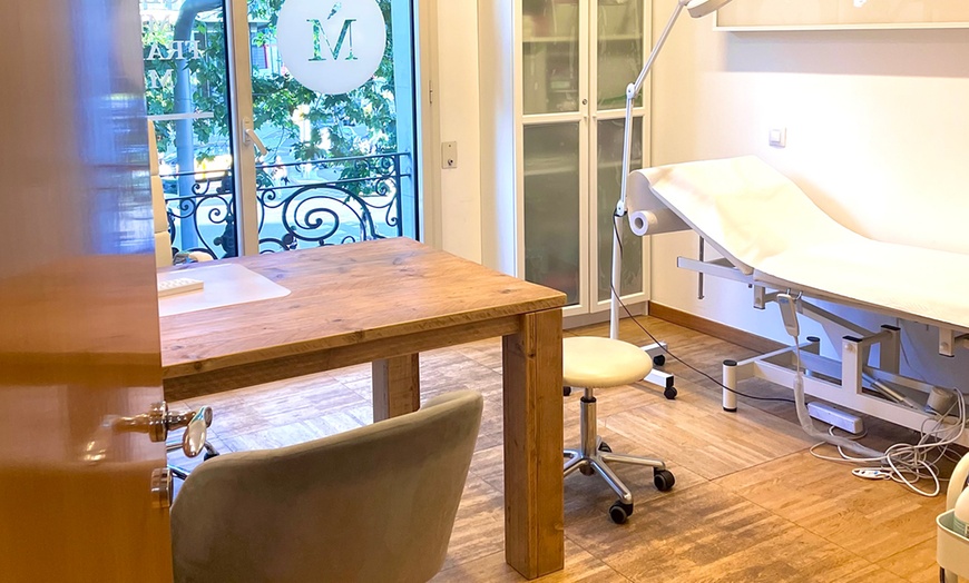 Image 2: Consigue un rostro radiante con un tratamiento de relleno facial