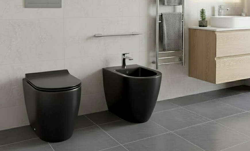 Image 4: Set di sanitari filomuro